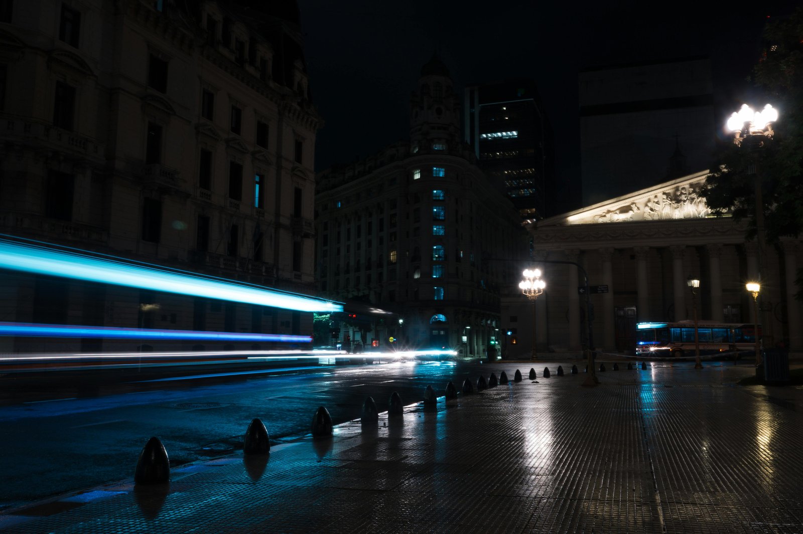 Escena nocturna urbana de alto contraste.