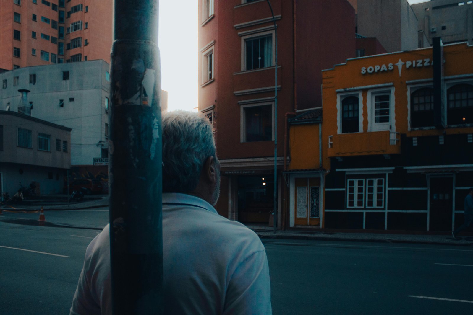 Perspectiva urbana documental con energia de calle.